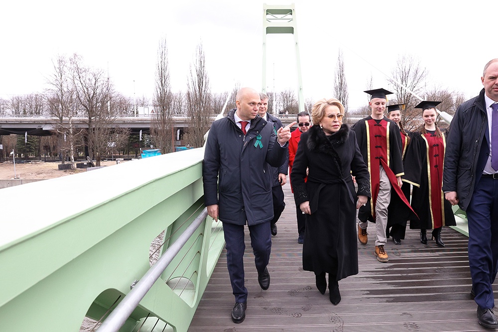 Губернатор Алексей Беспрозванных и Валентина Матвиенко открыли Философский мост в Калининграде.