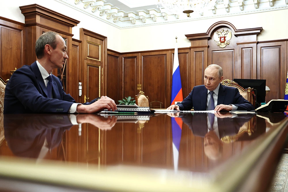 Владимир Путин выяснил у Дмитрия Григоренко нюансы обоих пакетов мер против мошенников.