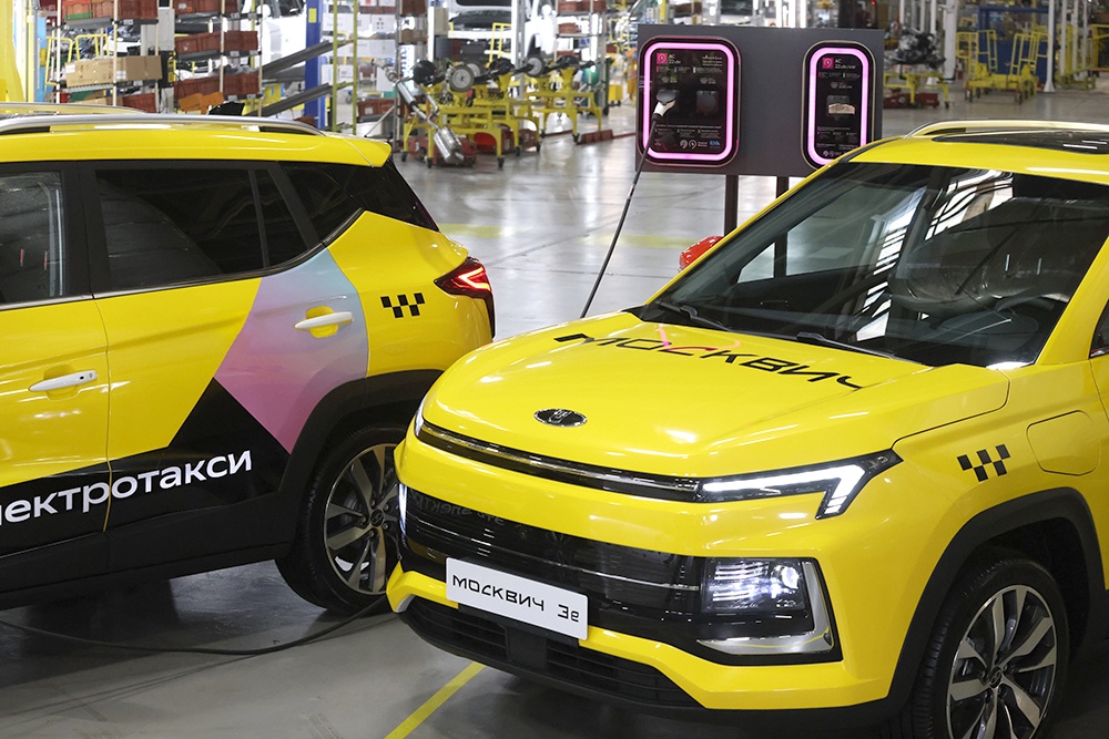 "Москвич 3е" на одной батарее может проехать около 400 км. Для города это более чем достаточно.