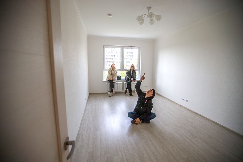 Купив квартиру на вторичном рынке, отмечать новоселье можно практически сразу.