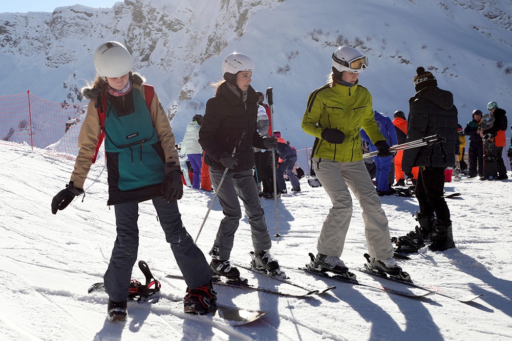 На горнолыжных курортах Сочи пока не готовятся к последнему спуску. 