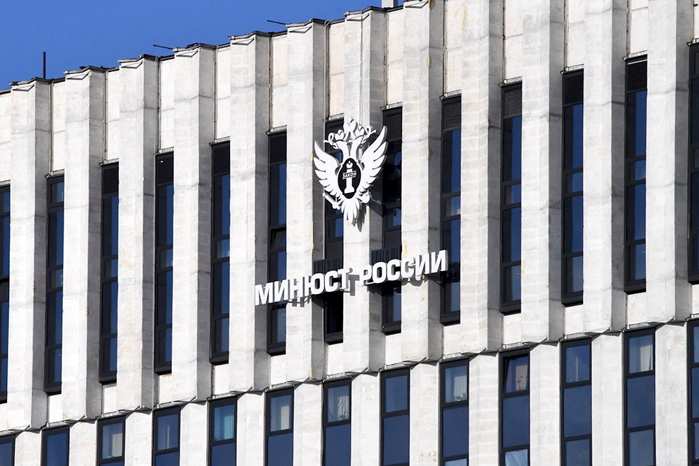 Решились на нарушение норм: Зачем дипломаты из Европы пришли на суд по "Мемориалу"