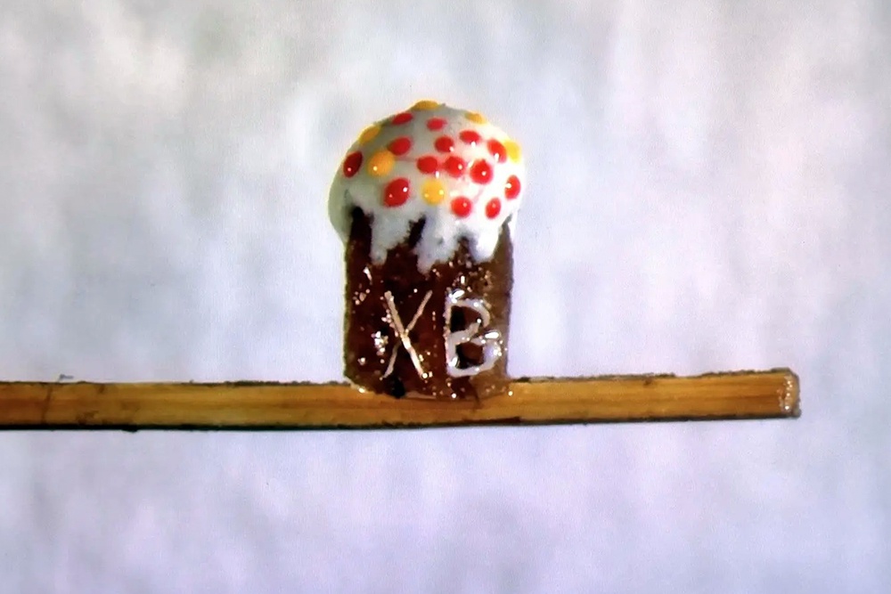 Кулич помещается на человеческом волосе. Кулич помещается на человеческом волосе.