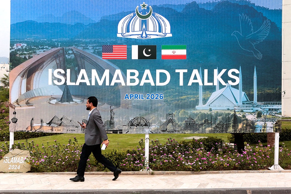 Такие плакаты были развешаны в Исламабаде перед началом переговоров Ирана и США. Теперь их уже снимают - новых консультаций не предвидится.