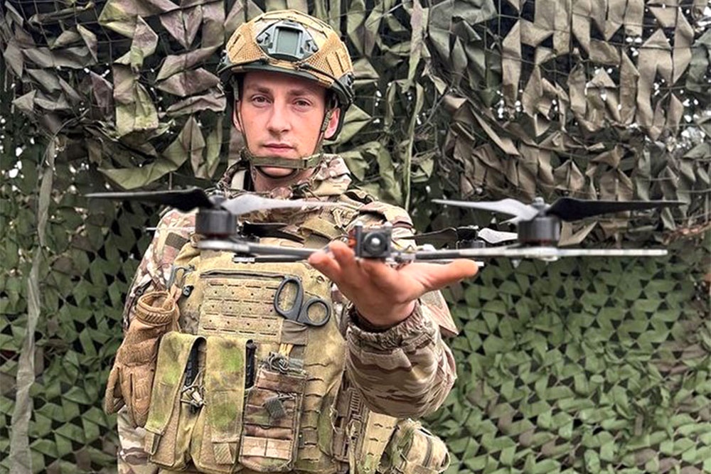 В зоне СВО встречаются люди, чей путь кажется предначертанным. Для Ивана с позывным Артист спецоперация началась, когда его отец погиб от разорвавшегося артиллерийского снаряда ВСУ. Тогда Ване было 15 лет. Сейчас ему 26 лет, и он уже командует расчетом ударных БПЛА самолетного типа "Молния-2". Артистом его прозвали не за любовь к сцене, а за виртуозность, с которой он управляет "птичками". "Чтобы стать уверенным дроноводом, нужно иметь не меньше тысячи часов налёта", - считает Артист.