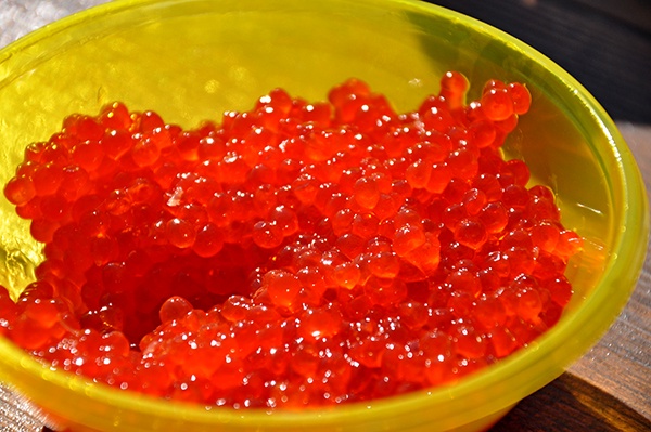 Гастрономический бренд Камчатки - красная икра. Там ее принято есть ложками.