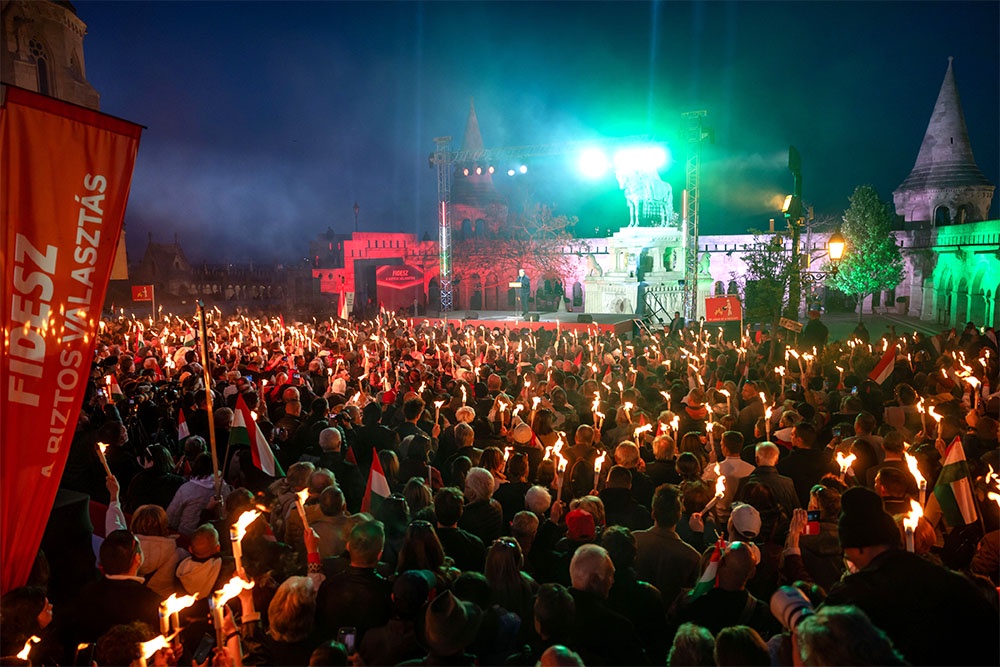 Митинг сторонников партии "Фидес" накануне голосования собрал сотни тысяч участников. Они зажгли факелы в знак поддержки Виктора Орбана.