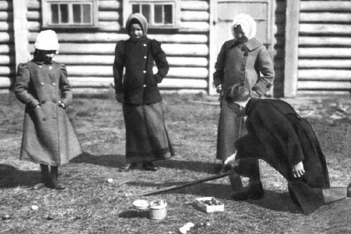 Дети, катающие яйца на Пасху, во дворе дома Щаповых в Москве - эта традиция сохранялась и в советское время. Дети, катающие яйца на Пасху, во дворе дома Щаповых в Москве - эта традиция сохранялась и в советское время.
