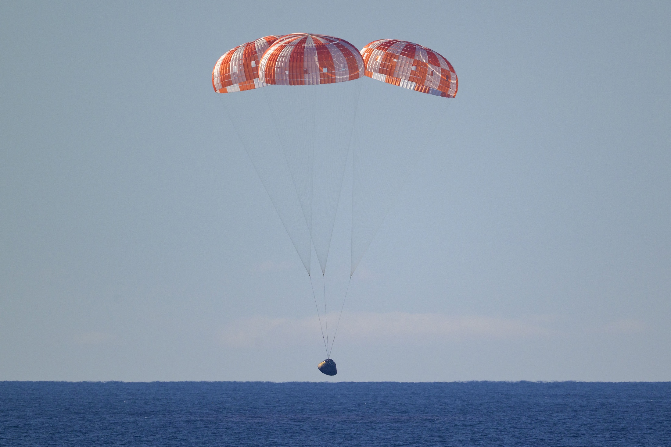 Всего использовались 11 парашютов: система резервирования позволяла безопасно приземлиться.