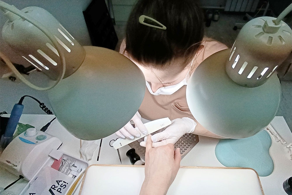 Один маникюрный салон каждый день принимает почти полсотни москвичек.