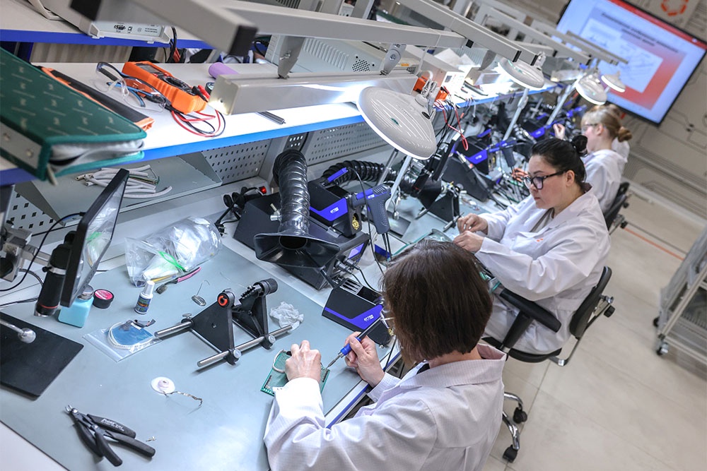 Многие монтажники радиоэлектронной аппаратуры, так востребованные в Москве, в прошлом ювелиры.