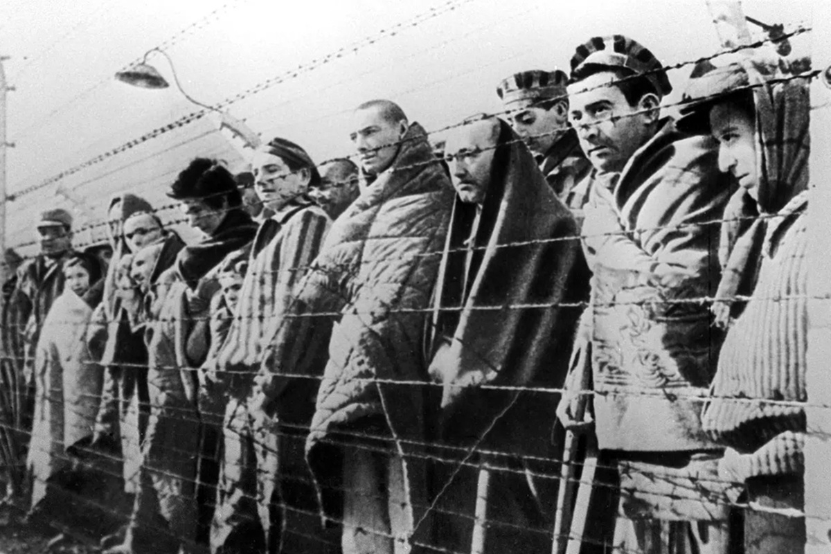 Были убиты 8000 узников немецкого концлагеря "Травники" в Польше. Их расстреляли и отравили газом.