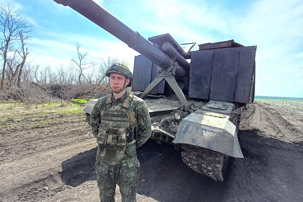 Командир орудия с позывным Незнайка до службы занимался продажей автозапчастей и ремонтом техники.