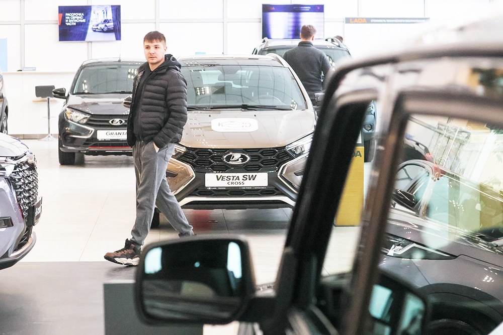 Автосалоны часто предлагают скидки на машины за бонусы, которые в итоге оказываются дороже скидки. 