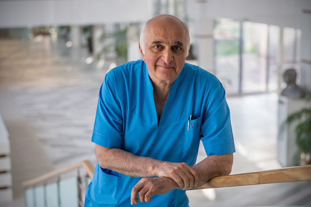 С июля 2016 года Баграт Алекян служит во всемирно известном Национальном медицинском исследовательском центре хирургии имени А.В. Вишневского Минздрава России. Именно служит.