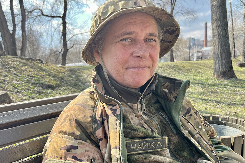 Ее рост всего 160 сантиметров, возраст 57 лет. Но это не мешает Ларисе Сукачевой надевать 30 килограммов брони и мчаться спасать раненых. Ее рост всего 160 сантиметров, возраст 57 лет. Но это не мешает Ларисе Сукачевой надевать 30 килограммов брони и мчаться спасать раненых.