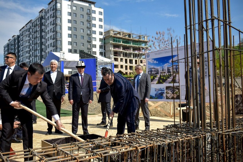 Президент КР Садыр Жапаров (в центре) принял участие в заливке фундамента новой школы.