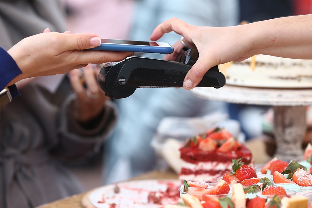 Многие ритейлеры предлагают покупателям бонусы за оплату с помощью QR-кодов и биометрии, например скидки на продукцию или дополнительные баллы.