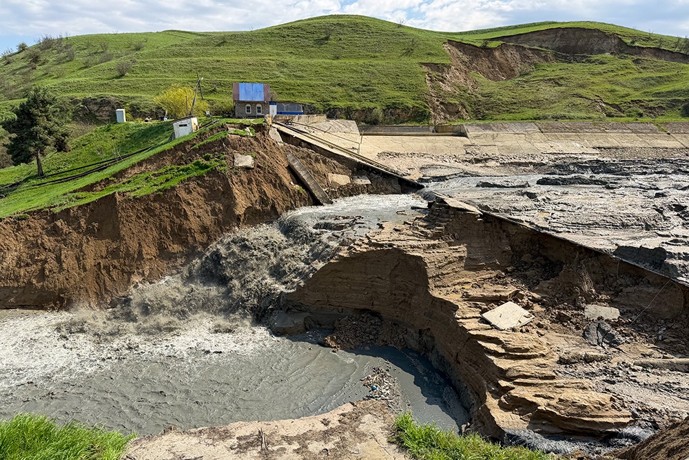 В южном Дагестане чаша Геджухского водохранилища оказалась переполненной, перелившиеся через гребень плотины потоки хлынули в населенные пункты и на прилегающие поля.