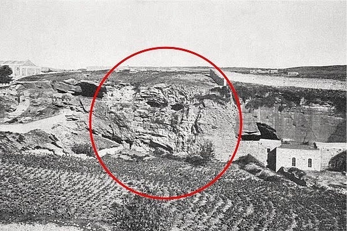 На снимках холма под Иерусалимом видны черты, напоминающие череп, включая глазницы и нос. Некоторые ученые считают, что Распятие произошло именно здесь.
