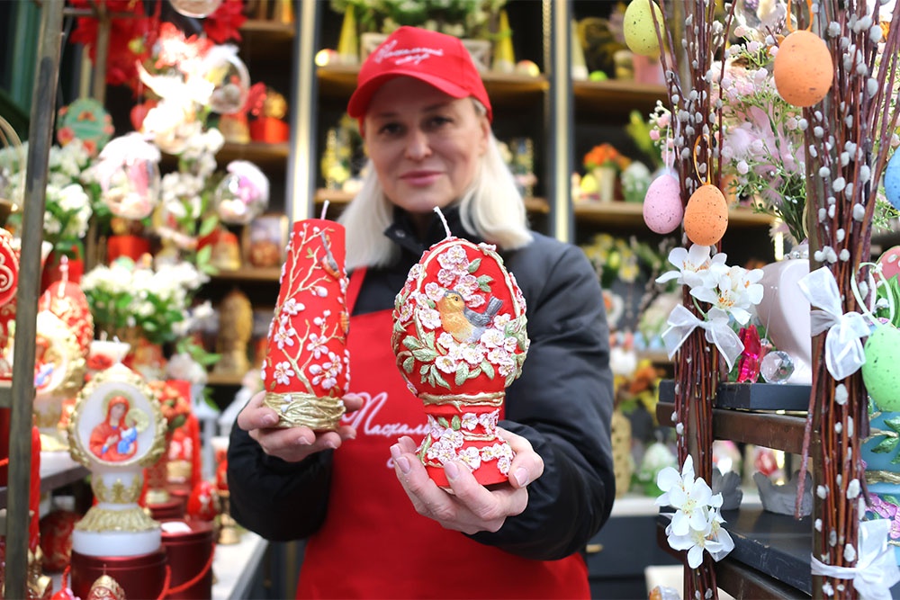 На свечах изображен Зарян, которого Надежда Мокеева спасла минувшей зимой.