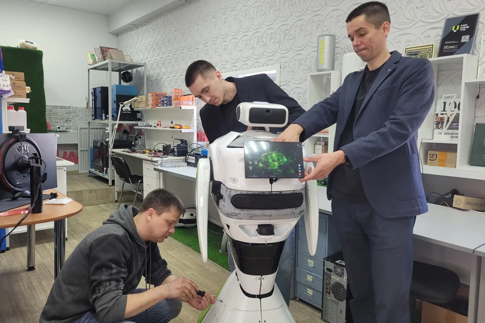 После экзамена в больнице робот вернулся в лабораторию на доработку.