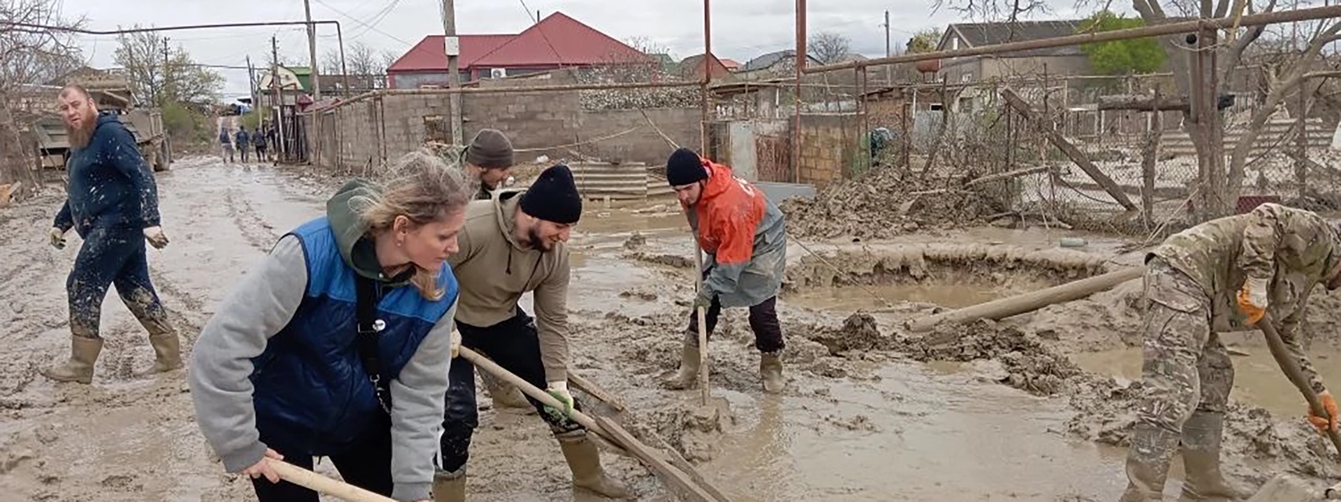 Добровольцы расчищают территорию, работать приходится в грязи. К ним присоединилась и корреспондент "РГ" Елена Мелихова.