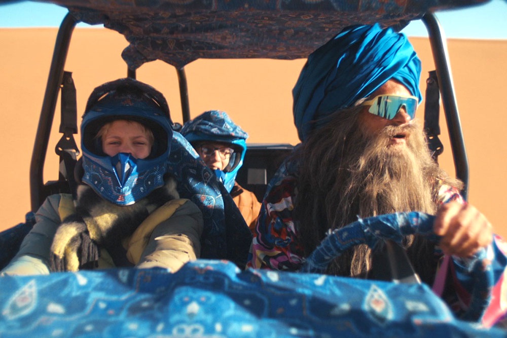 Федор Бондарчук играет джинна Хоттабыча и выглядит очень стильно: синие очки и модная борода.