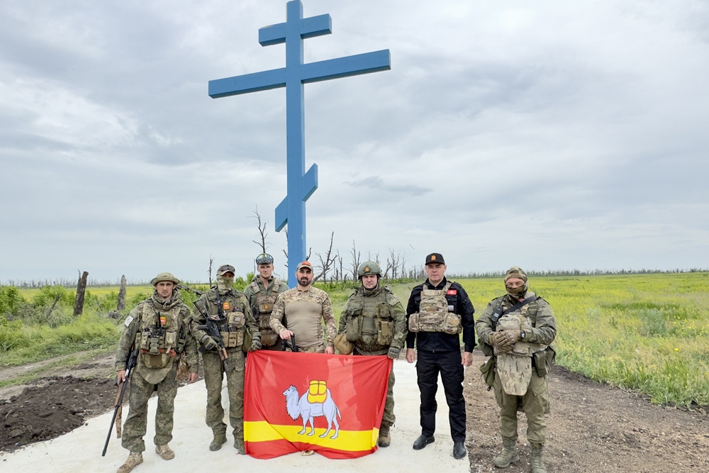 Бойцы 15-й бригады "Черные гусары" с флагом Челябинской области.