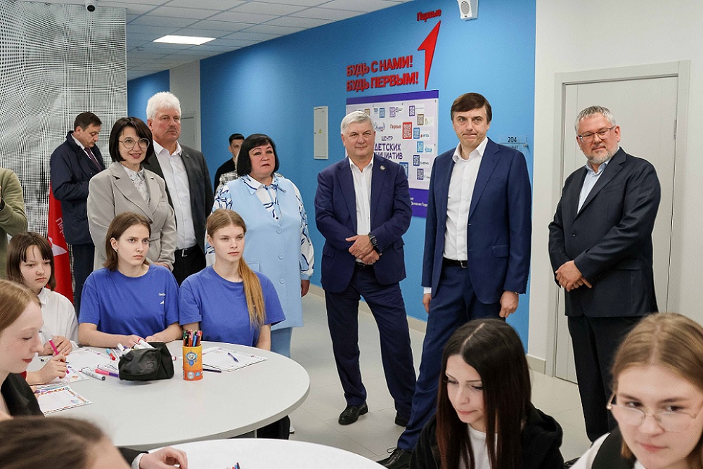 Губернатор Александр Гусев (стоит третий справа) и министр просвещения РФ Сергей Кравцов (второй справа) проинспектировали капремонт в Нижнедевицкой гимназии.