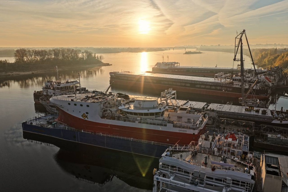 Краболов-процессор "Кильдин" заложили на заводе "Красное Сормово" в Нижнем Новгороде, достроили в Санкт-Петербурге, а работать он будет в Арктике