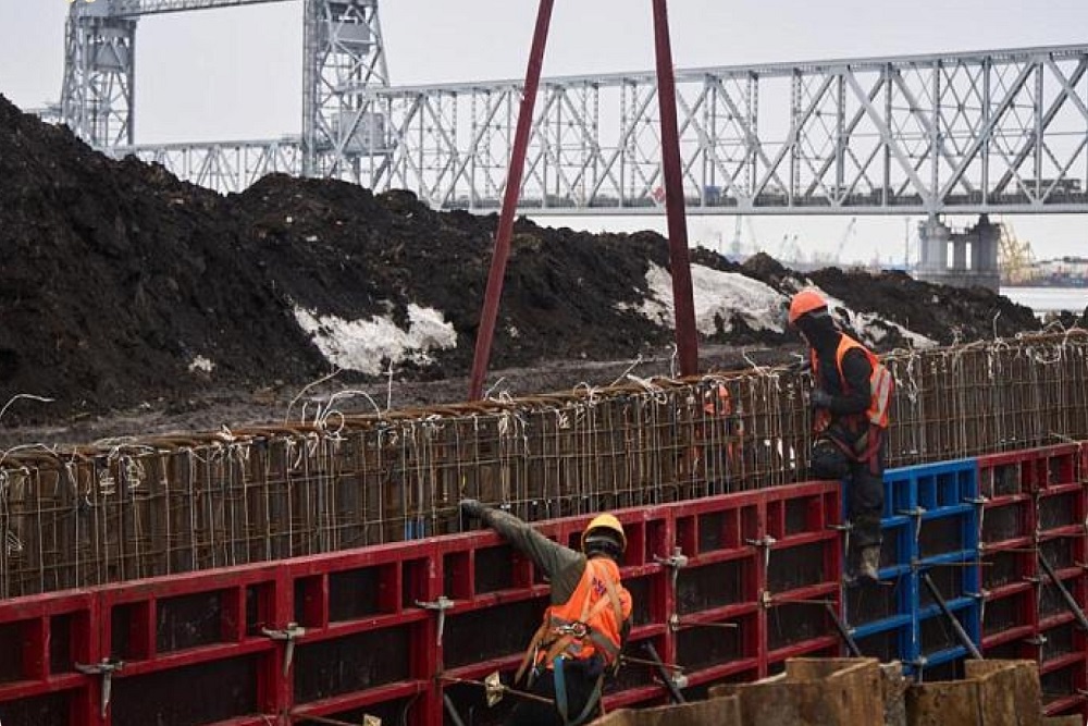 Сейчас с главного городского моста Архангельска можно увидеть, как рабочие занимаются фундаментом - буронабивные сваи уже уложены, ведется устройство грунтоцементных элементов и бетонирование подпорной стены