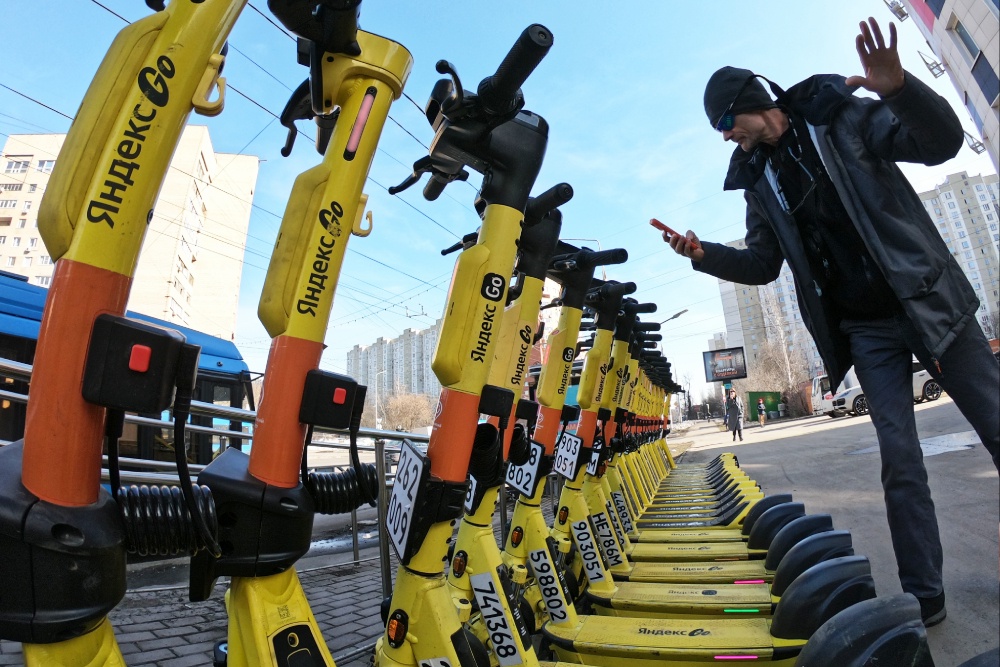 В этом году в России с 1 сентября планируют обязать владельцев электросамокатов и электровелосипедов регистрировать их в федеральном реестре и получать номера как у автомобилей. 