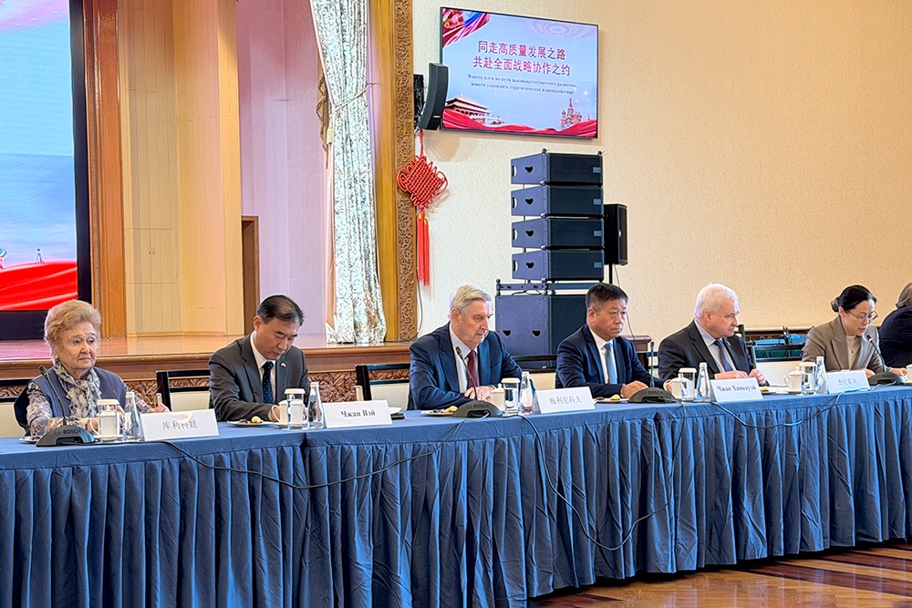 Участники семинара (слева направо): Галина Куликова, первый заместитель председателя ОРКД, Чжан Вэй, Полномочный Министр Посольства КНР в РФ, Иван Мельников, Первый заместитель председателя Государственной Думы, Чжан Ханьхуэй, Чрезвычайный и Полномочный Посол КНР в России, Андрей Денисов, первый заместитель председателя Комитета Совета Федерации по международным делам РФ.