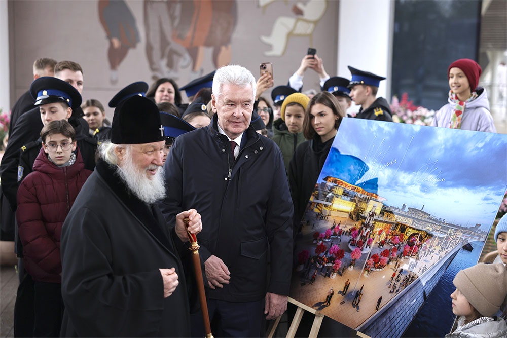 Юные художники показали мэру Москвы Сергею Собянину и Патриарху Московскому и всея Руси Кириллу, как они запечатлели праздничную Пушкинскую набережную.