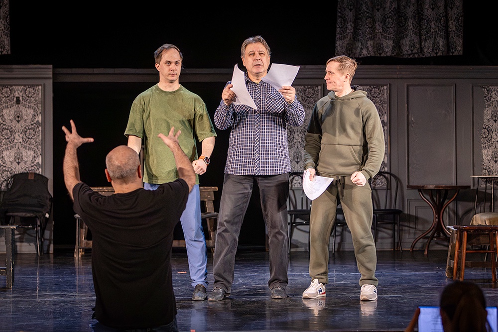 Новый спектакль - ироничная выдумка авторов о полете на пушке с Земли на Луну, желании узнать, что "за горизонтом", и о любви, без которой оперетте не обойтись.