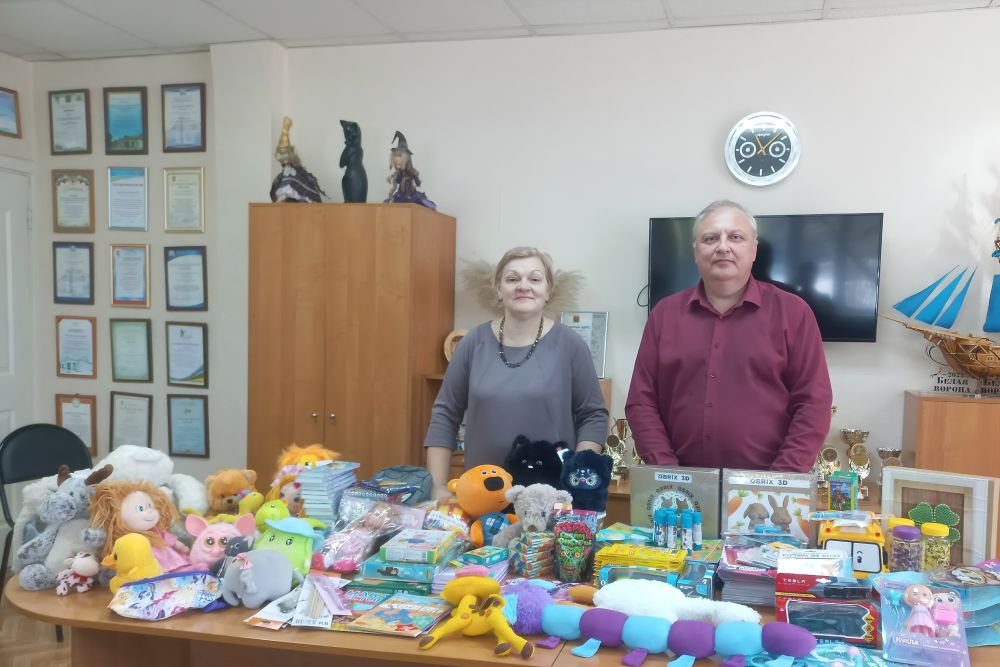 Подарки в СРЦ для несовершеннолетних "Маленький принц" доставили сотрудники холдинга