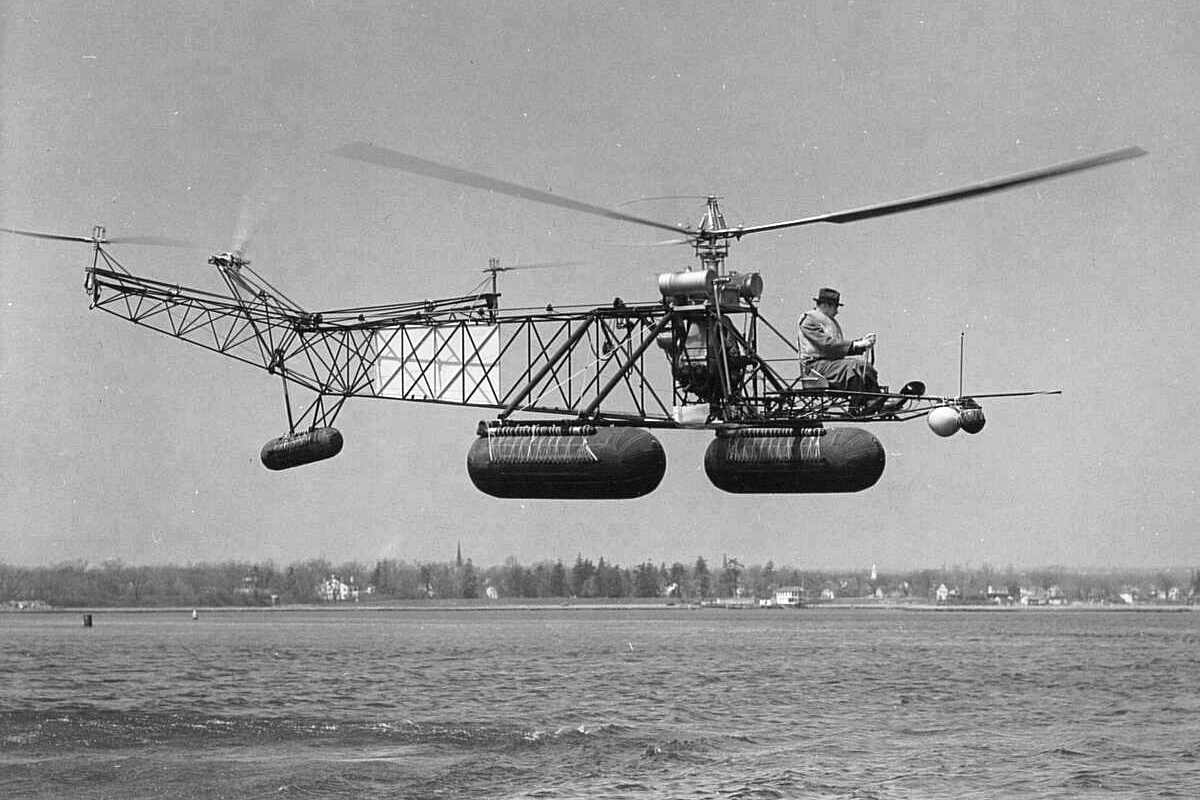 Первая модификация вертолета-амфибии Vought-Sikorsky 300. За штурвалом - Игорь Сикорский. 1941 Первая модификация вертолета-амфибии Vought-Sikorsky 300. За штурвалом - Игорь Сикорский. 1941