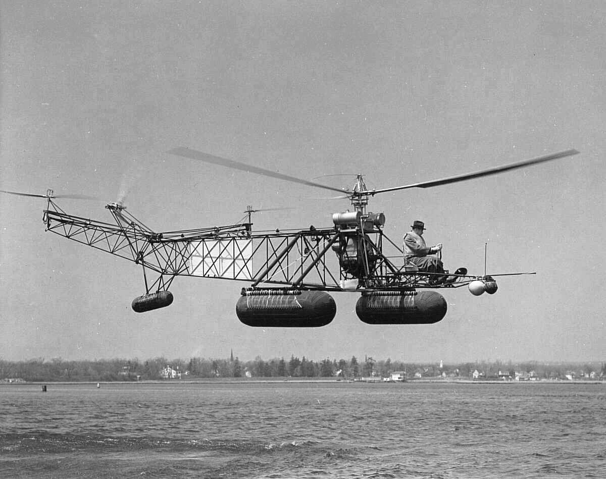 Первая модификация вертолета-амфибии Vought-Sikorsky 300. За штурвалом - Игорь Сикорский. 1941 Первая модификация вертолета-амфибии Vought-Sikorsky 300. За штурвалом - Игорь Сикорский. 1941