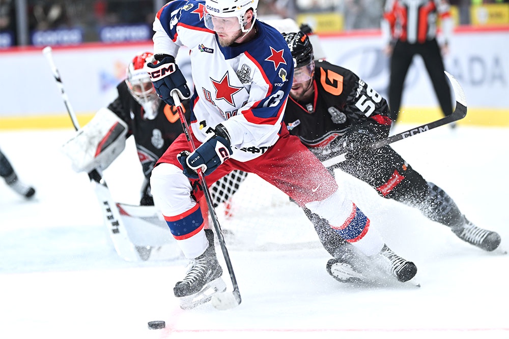 Хоккеисты "Авангарда" (в темной форме) прессинговали армейского соперника почти на всех участках площадки.