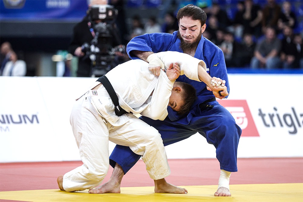 В том году Мурад Чопанов (в темной форме) остался с серебром. Поэтому пообещал себе: эту схватку он не отдаст.