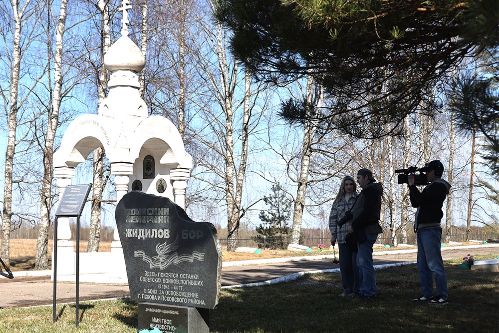 В Жидиловом Бору в кровопролитных боях на подступах к Пскову погибло около 1 700 наших солдат.