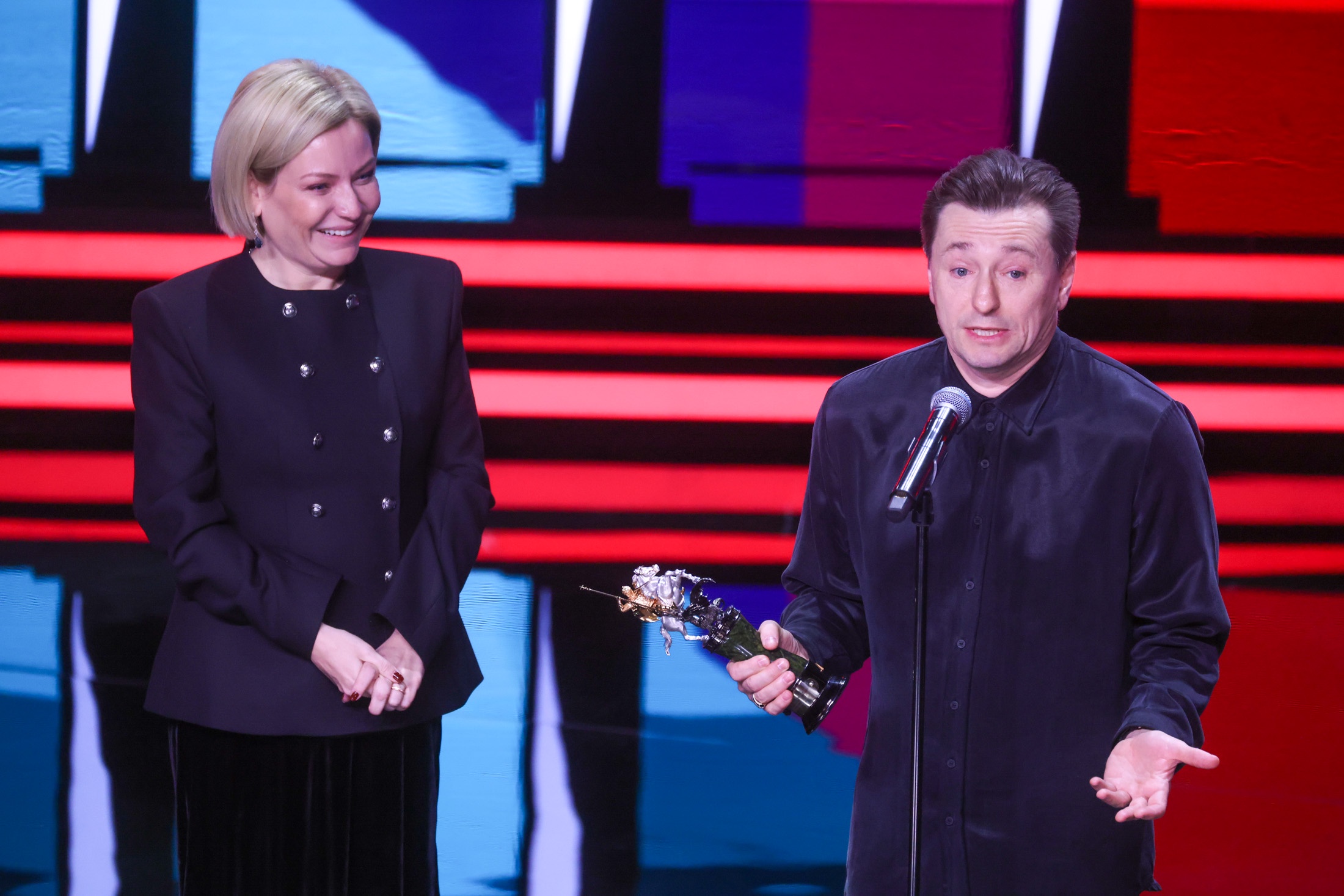 На открытии Московского международного кинофестиваля министр культуры РФ Ольга Любимова вручила специальный приз Сергею Безрукову - художественному руководителю МХАТ имени Горького и Московского Губернского театра. Награда присуждена за выдающиеся достижения в актерском мастерстве и верность принципам школы Станиславского.