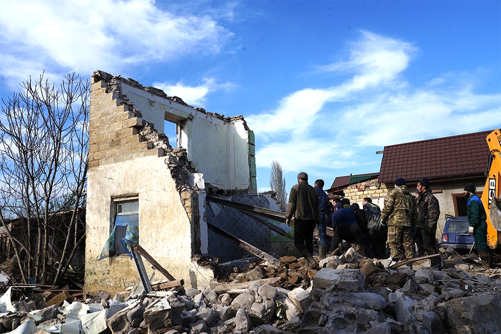 Пока добровольцы разбирают остатки дома в дагестанском поселке Мамедкала, страховщики подсчитывают убытки. Предварительно ущерб от паводков в стране оценен в 5,2 миллиарда рублей.