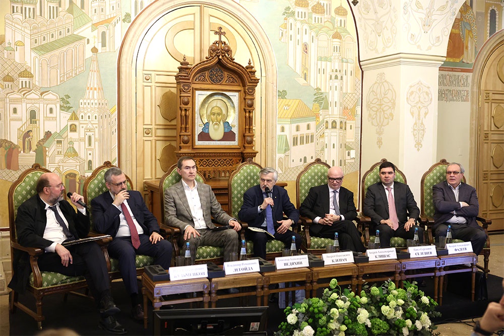 В храме Христа Спасителя предприниматели обсуждают христианский взгляд на экономику.