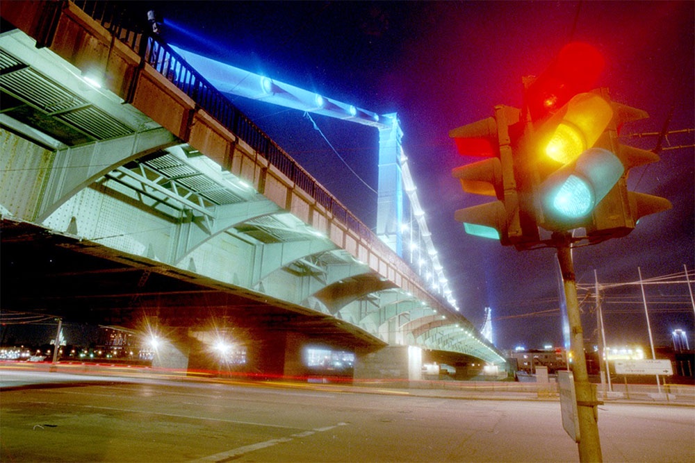 Светофоры на ночных магистралях будут гореть зеленым, если ехать с рекомендованной скоростью.