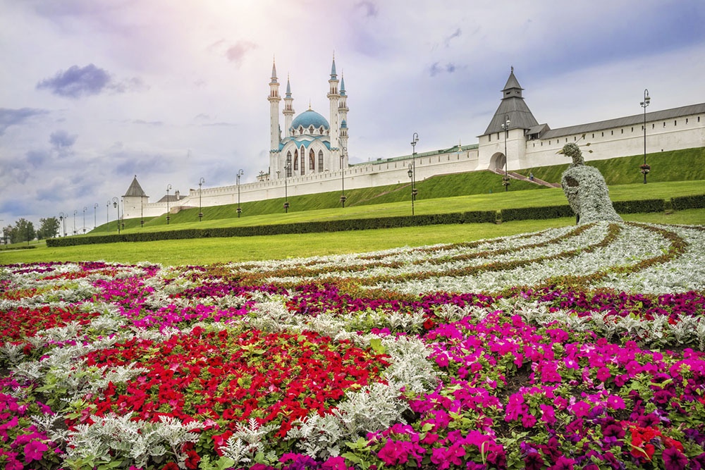 Мечеть Кул-Шариф и Казанский Кремль. Казань в мае - отличное направление для короткого путешествия по России. Казань на майские праздники: топ-10 мест. Мечеть Кул-Шариф и Казанский Кремль.