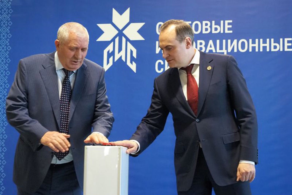 Учредитель компании Владимир Кудашкин и глава Мордовии Артем Здунов дали старт первому производству на территории ОЭЗ "Система". Учредитель компании Владимир Кудашкин и глава Мордовии Артем Здунов дали старт первому производству на территории ОЭЗ "Система".