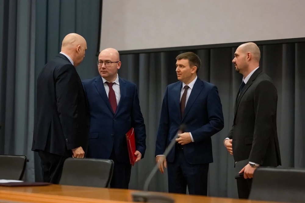 Алексей Шипилов (второй слева) представил коллегам по судейскому корпусу Кубани своих троих новых замов Алексей Шипилов (второй слева) представил коллегам по судейскому корпусу Кубани своих троих новых замов