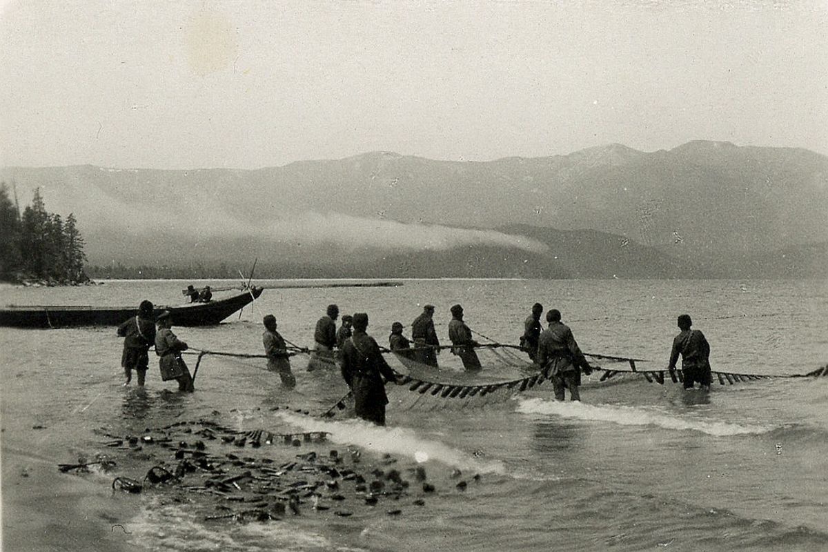 Стесненные морем и горами буряты занимались рыболовством. На фото: ловля омуля на Байкале в 1912 году.